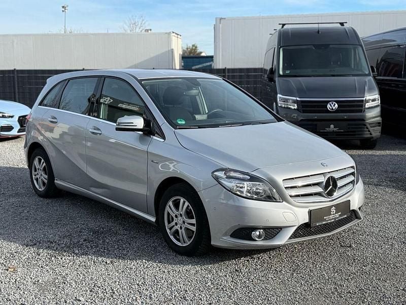 Silber Gebraucht 2012 Mercedes B180 Van / Kleinbus | 11.499 € (Guter Preis) - Bild 1/4