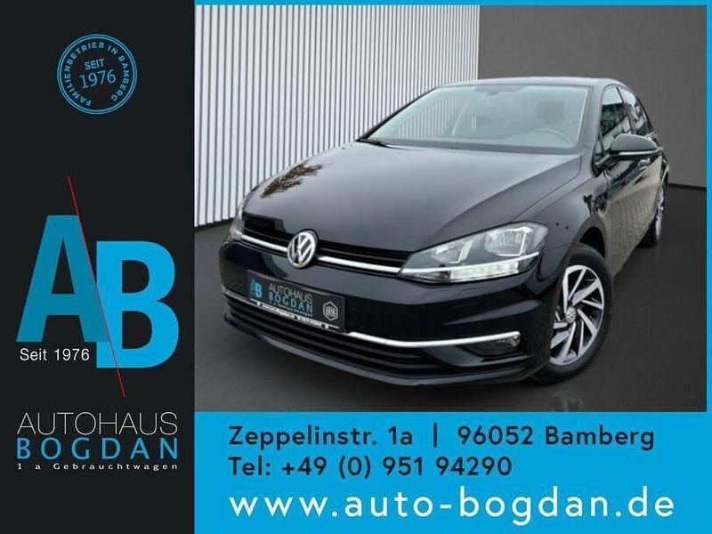 Schwarz perleffect (metallic) Gebraucht 2018 VW Golf VII Sound Limousine | 12.690 € (Guter Preis) - Bild 1/4
