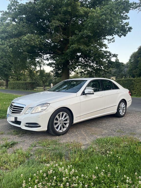 Weiß Gebraucht 2012 Mercedes E220 Avantgarde Limousine | 8.600 € (Guter Preis) - Bild 1/4
