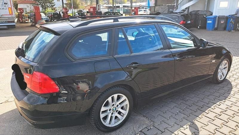 Gebraucht BMW 320 145 PS (106 kW) 2009 Schwarz Kombi