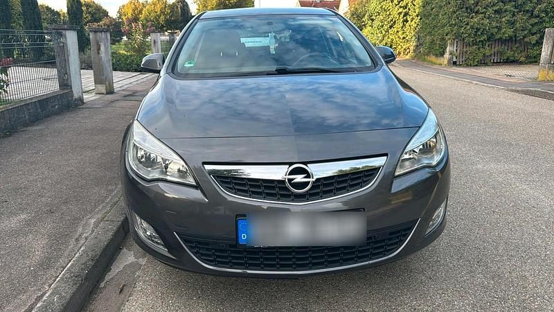 Grau Gebraucht 2011 Opel Astra Kleinwagen | 4.000 € (Fairer Preis) - Bild 1/4