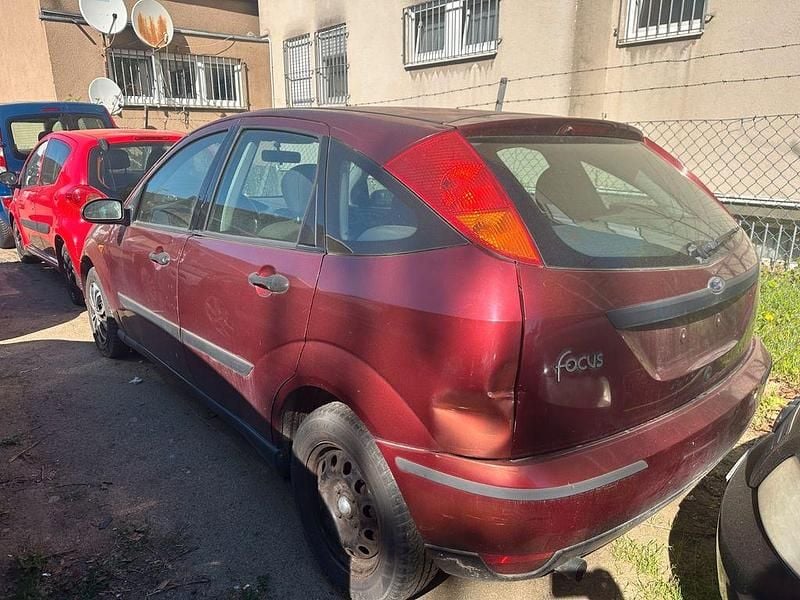 Second-hand Ford Focus Ambiente 101 CP (74 kW) 2000 Roșu Berlinǎ