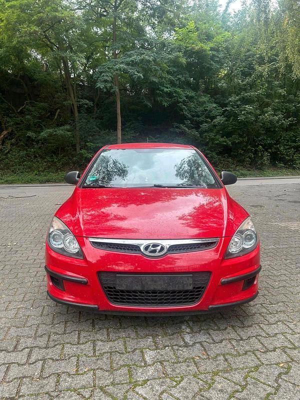 Rot Gebraucht 2009 Hyundai i30 Limousine | 1.199 € (Superpreis) - Bild 1/4