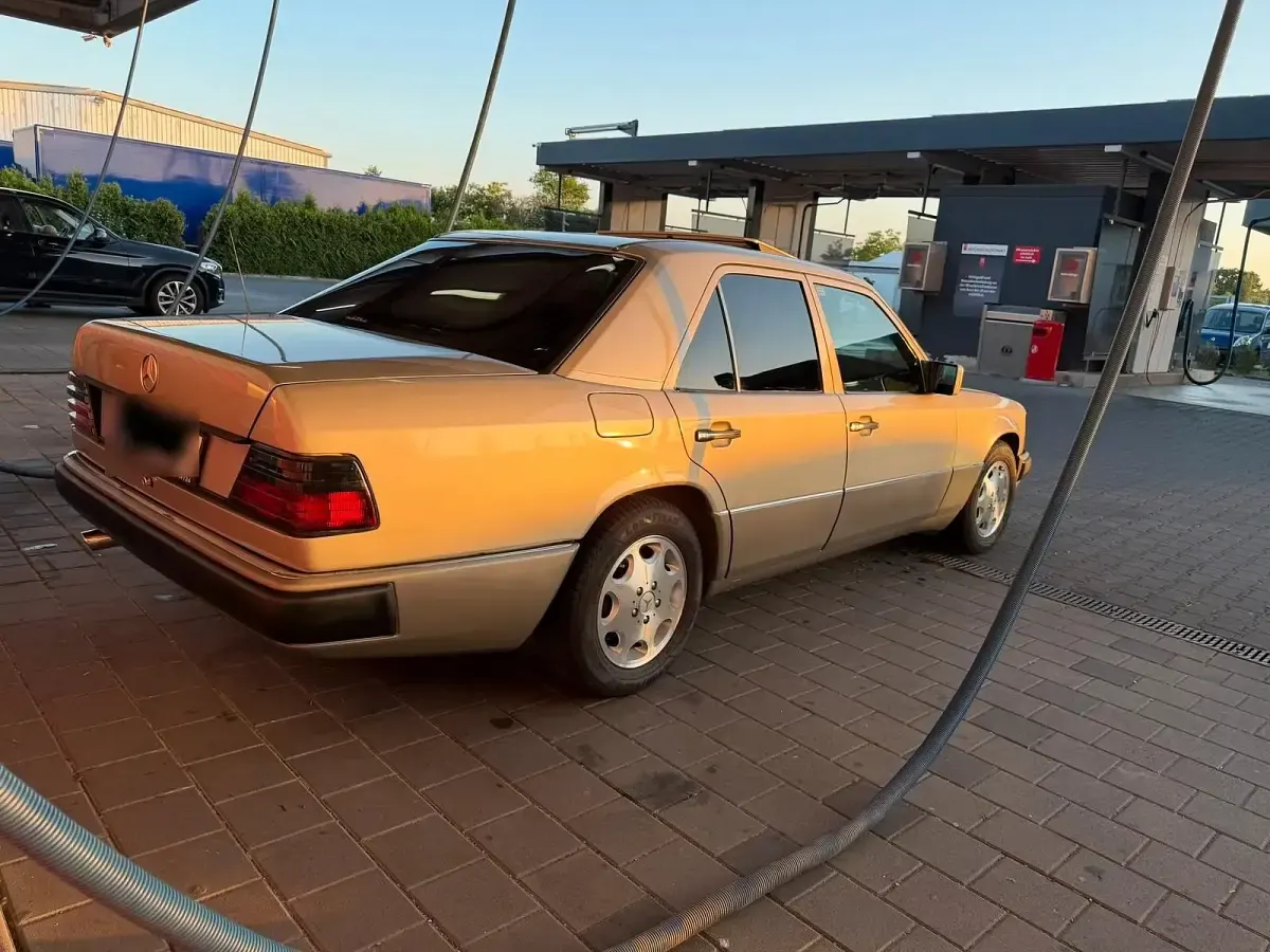 Gebraucht Mercedes E250 94 PS (69 kW) 1992 Silber Limousine