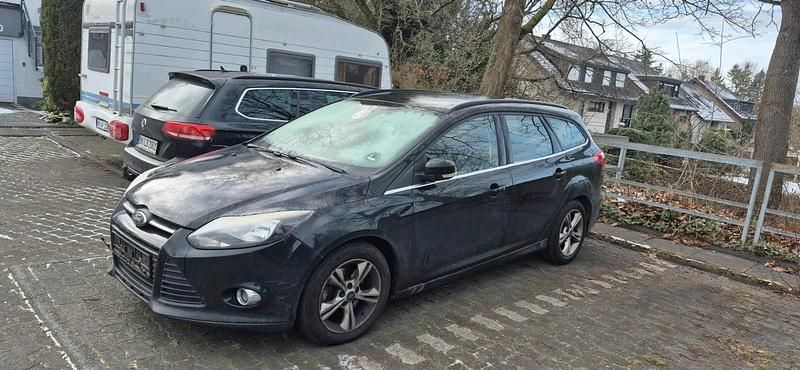 Schwarz Gebraucht 2013 Ford Focus Kombi | 3.900 € (Superpreis) - Bild 1/4