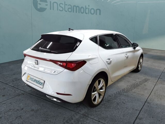 Weiß Gebraucht 2024 Seat Leon FR Limousine | 27.099 € (Fairer Preis) - Bild 1/2
