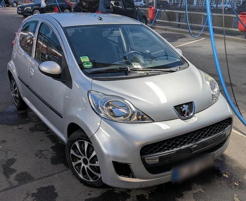 Gebraucht Peugeot 107 68 PS (50 kW) 2010 Silber Kleinwagen