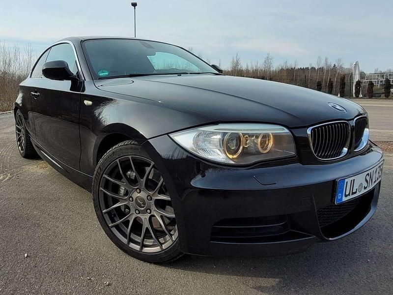 Schwarz Gebraucht 2011 BMW 135 Coupé Performance Coupé | 16.499 € (Fairer Preis) - Bild 1/4