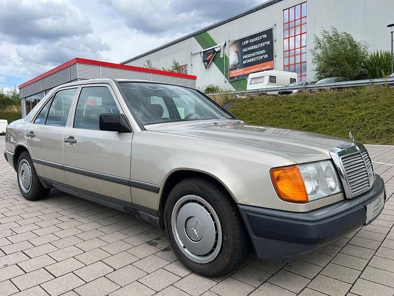 Gebraucht Mercedes E230 132 PS (97 kW) 1989 Gold Limousine
