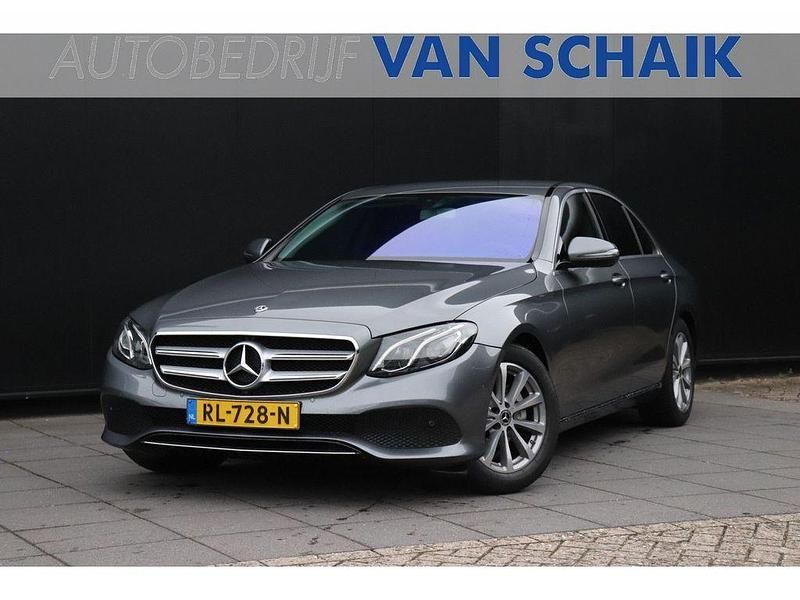 Grau Gebraucht 2018 Mercedes E200 Avantgarde Limousine | 25.365 € (Fairer Preis) - Bild 1/4