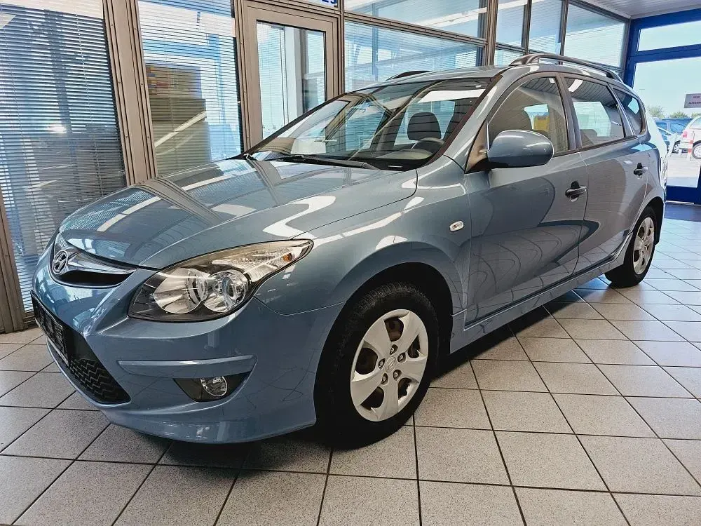 Gebraucht Hyundai i30 Trend 109 PS (80 kW) 2011 Hellblaumet. (metallic) Kombi