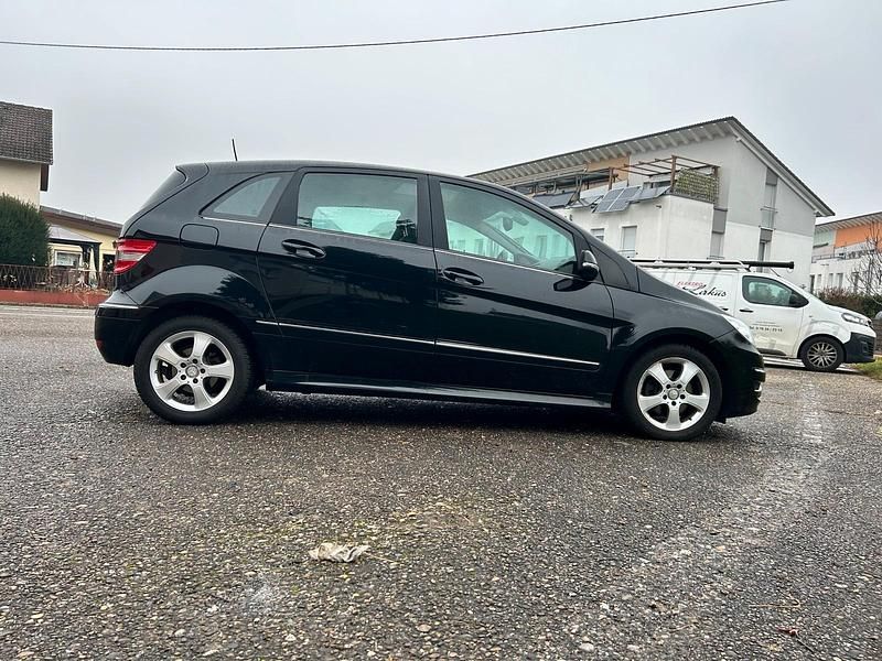 Gebraucht Mercedes B200 140 PS (102 kW) 2011 Schwarz Van / Kleinbus