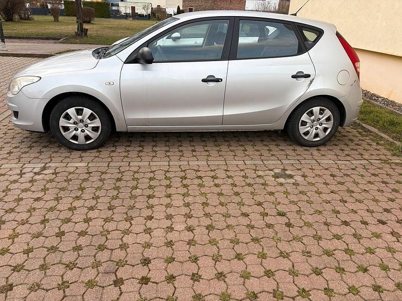 Gebraucht Hyundai i30 109 PS (80 kW) 2009 Silber Kleinwagen