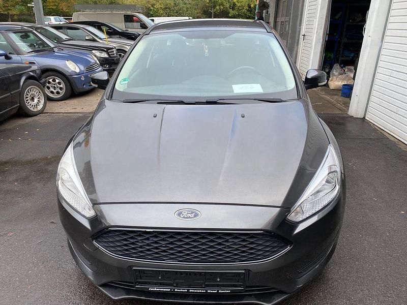 Grau Gebraucht 2015 Ford Focus Limousine | 6.690 € (Fairer Preis) - Bild 1/4