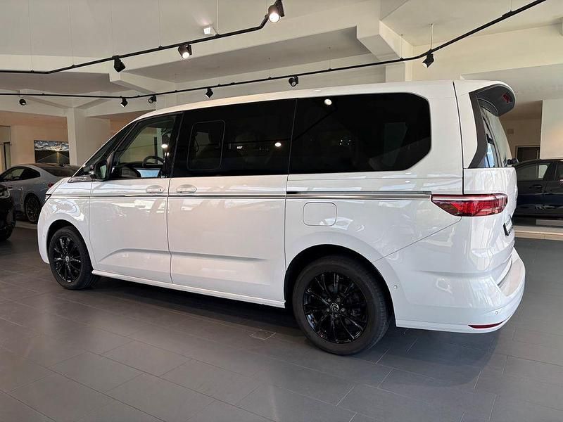 Second-hand VW Multivan Style 150 CP (110 kW) 2024 Alb Monovolum