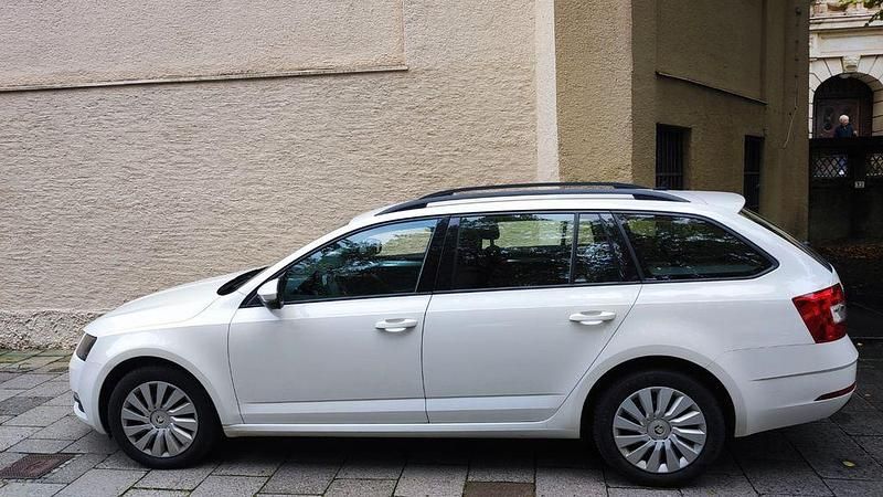 Weiß Gebraucht 2019 Skoda Octavia Ambition Kombi | 8.500 € (Fairer Preis) - Bild 1/4