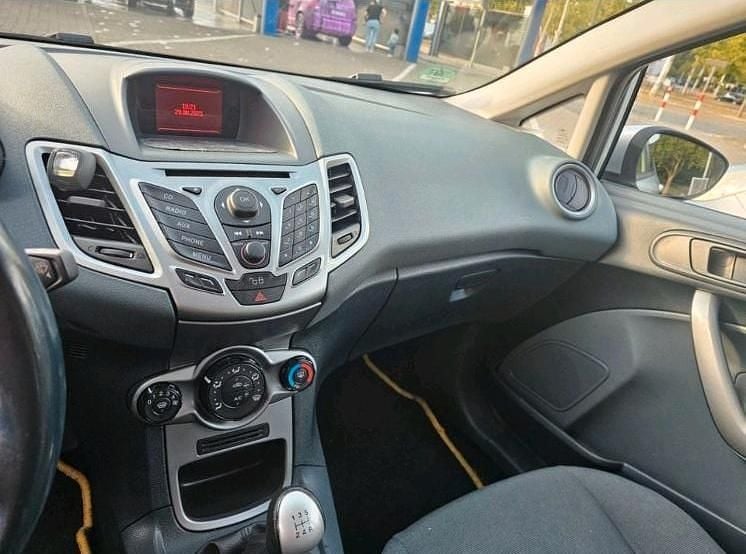 Silber Gebraucht 2011 Ford Fiesta Trend Limousine | 4.000 € (Fairer Preis) - Bild 1/4