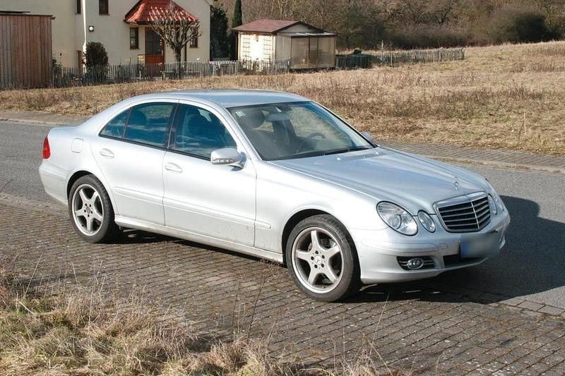 Gebraucht Mercedes E200 Elegance 184 PS (135 kW) 2007 Silber Limousine