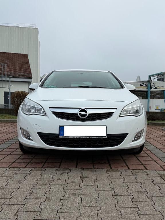 Gebraucht Opel Astra 140 PS (102 kW) 2012 Weiß Limousine