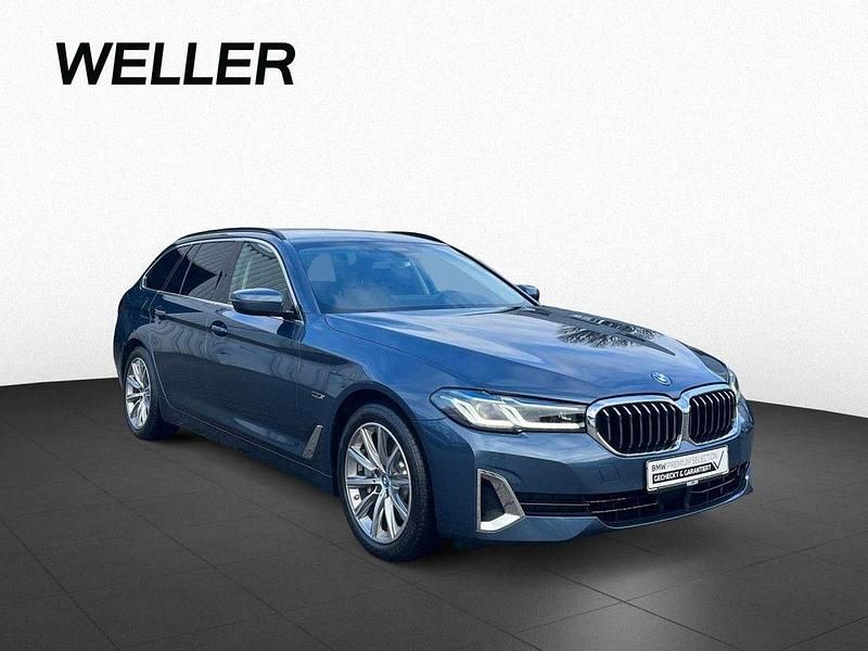 Gebraucht BMW 530e Luxury Line 292 PS (214 kW) 2023 Arctic race blue (blau) Kombi