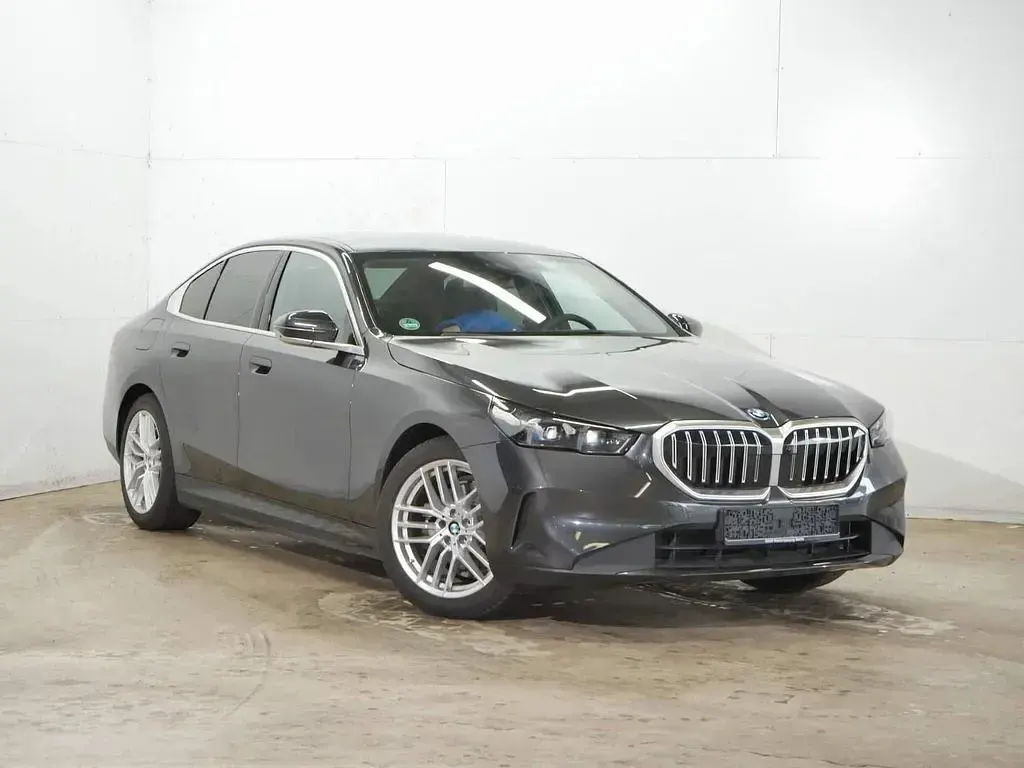 Gebraucht BMW 530e 299 PS (219 kW) 2025 Sophistograu brillanteffekt me Limousine