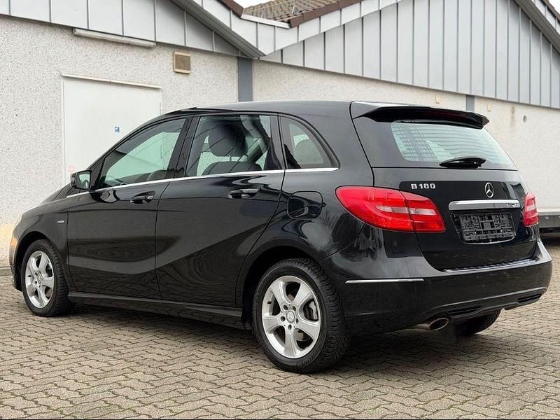 Gebraucht Mercedes B180 122 PS (89 kW) 2012 Schwarz Van / Kleinbus