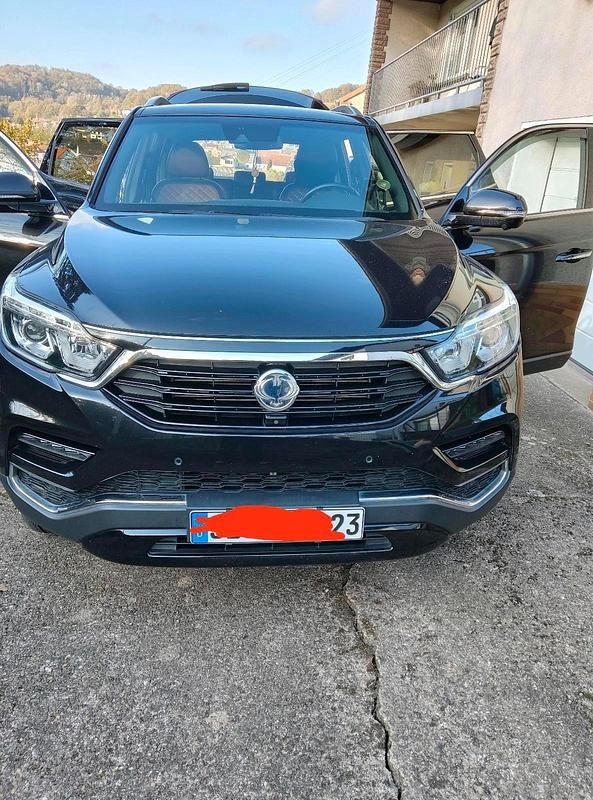 Schwarz Gebraucht 2017 Ssangyong (KGM) Rexton SUV | 16.190 € - Bild 1/4