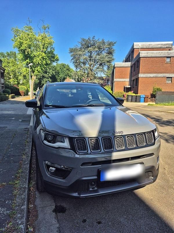 Grau Gebraucht 2020 Jeep Compass SUV | 18.950 € (Fairer Preis) - Bild 1/4