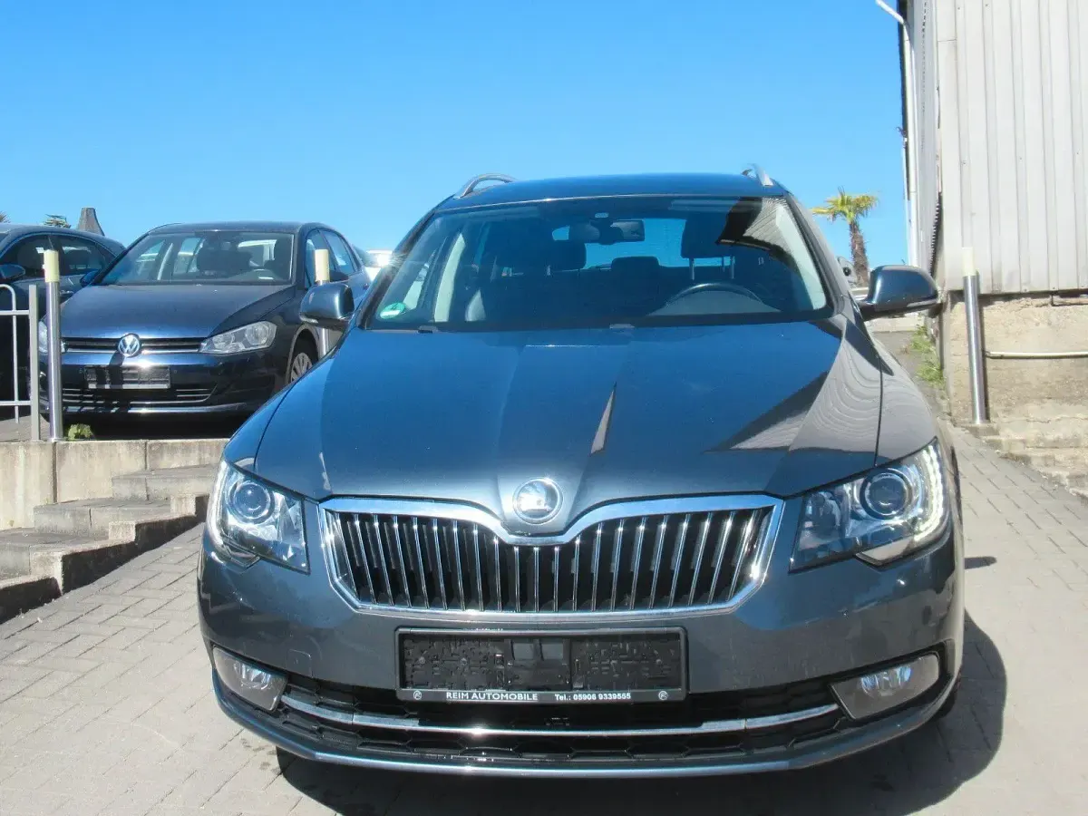 Gebraucht Skoda Superb Elegance 170 PS (125 kW) 2015 Grau Kombi