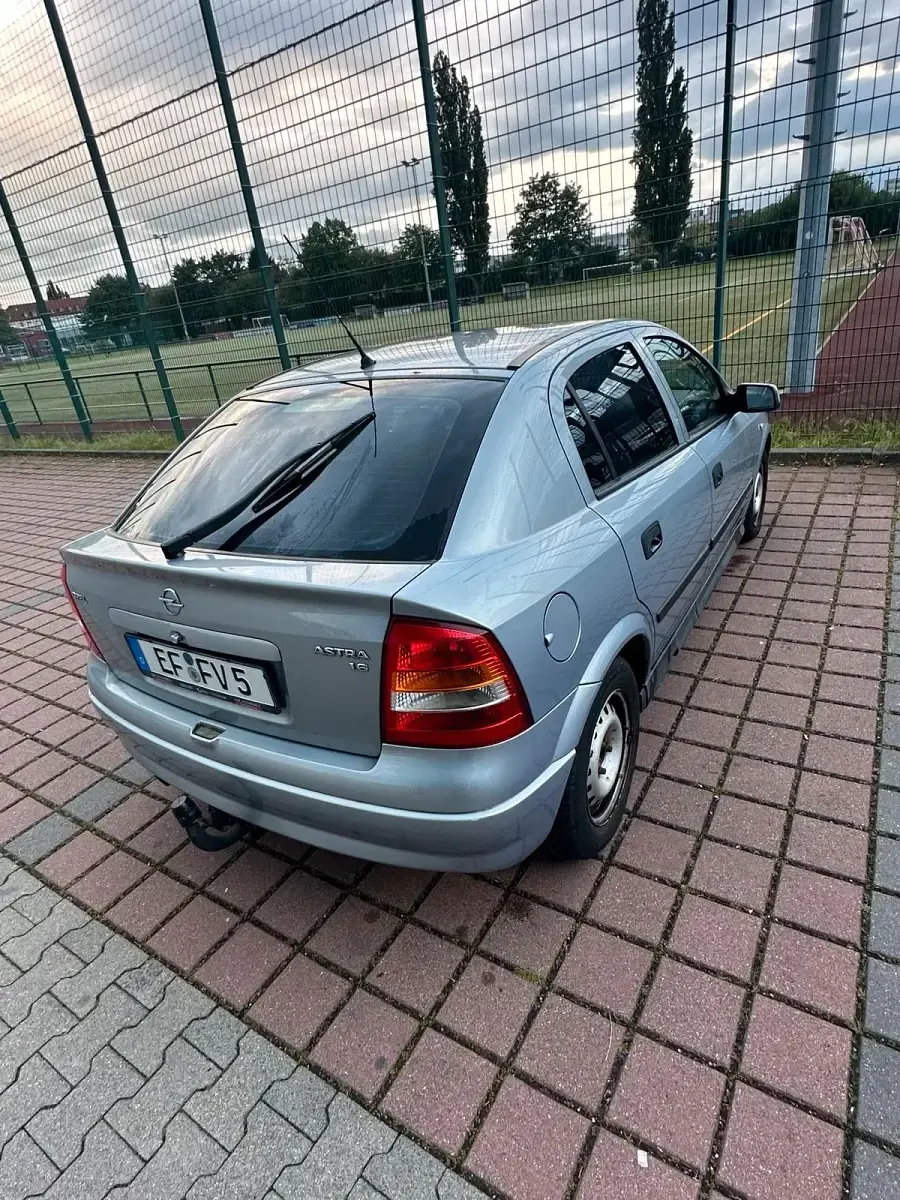 Używany Opel Astra 101 KM (74 kW) 2001 Srebrny Sedan/Limuzyna