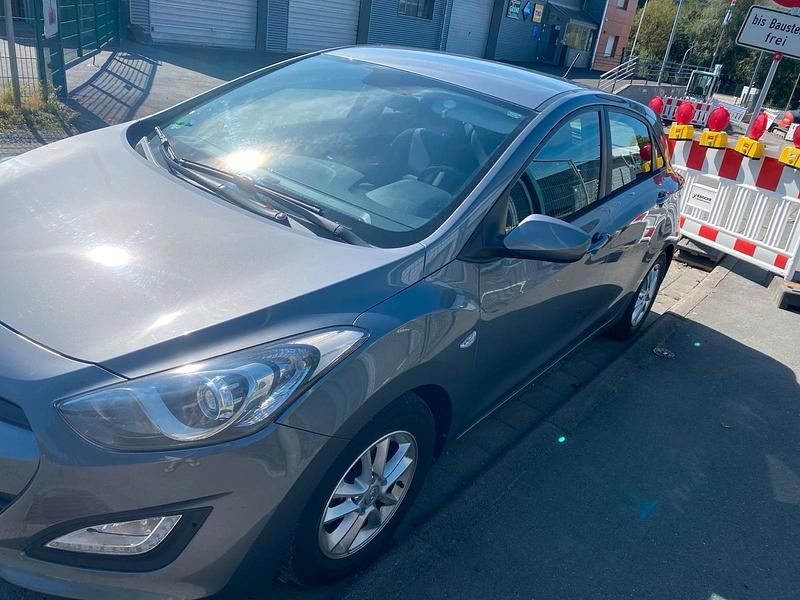 Silber Gebraucht 2014 Hyundai i30 Edition Limousine | 4.800 € (Fairer Preis) - Bild 1/4