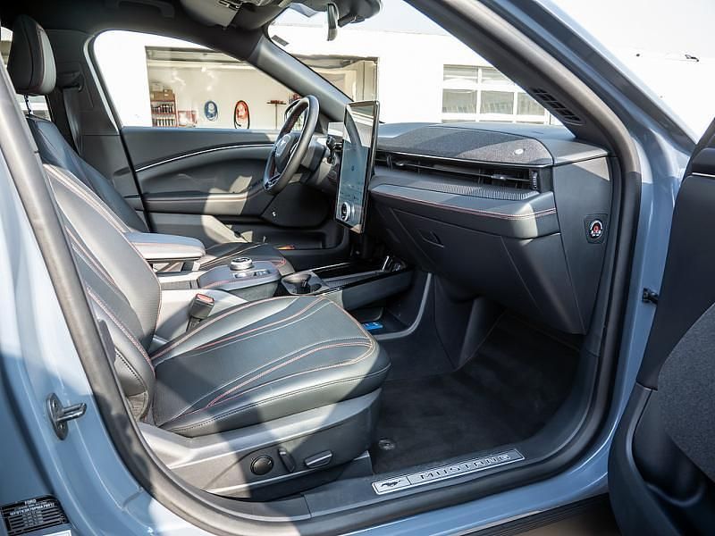 Gebraucht Ford Mustang Mach-E Premium 216 kW (294 PS) 2024 Violett / vapor blue/whisper blue SUV