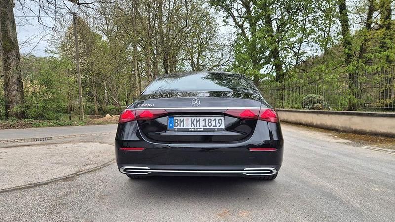 Gebraucht Mercedes E220 Premium Plus 197 PS (144 kW) 2026 Schwarz Limousine