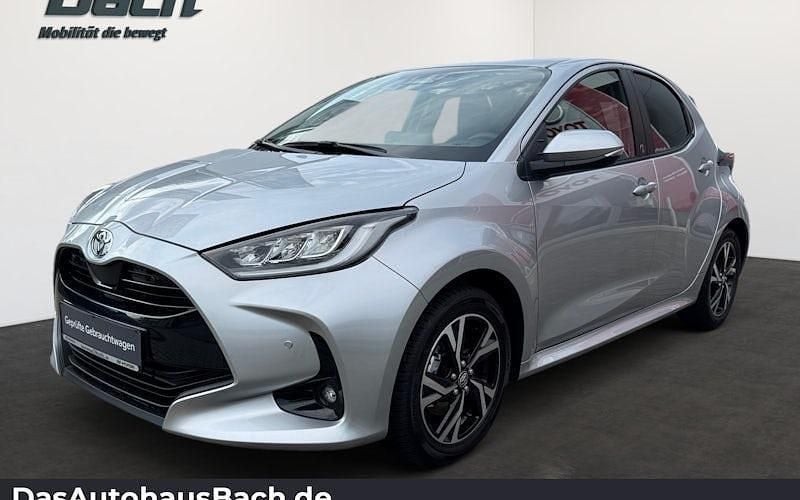 Silber Gebraucht 2024 Toyota Yaris Hybrid Team Limousine | 22.990 € (Fairer Preis) - Bild 1/4