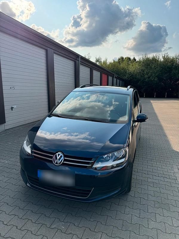 Blau Gebraucht 2017 VW Sharan Van / Kleinbus | 14.650 € (Teuer) - Bild 1/4
