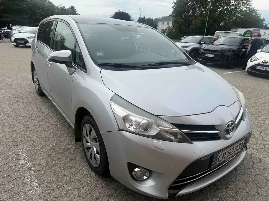 Gebraucht Toyota Verso Basis 124 PS (91 kW) 2013 Silber Van / Kleinbus