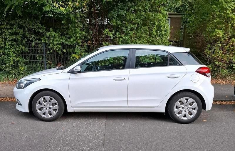 Weiß Gebraucht 2016 Hyundai i20 Kleinwagen | 7.400 € (Fairer Preis) - Bild 1/4