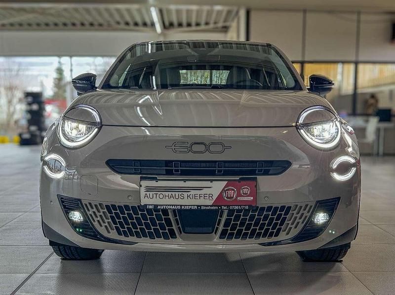 Neu Fiat 600E La Prima 114 kW (156 PS) 2025 Sand  earth of italy SUV