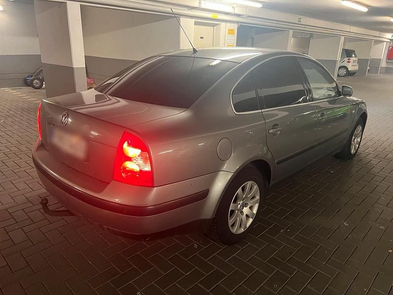 Gebraucht VW Passat 103 PS (75 kW) 2003 Grau Limousine