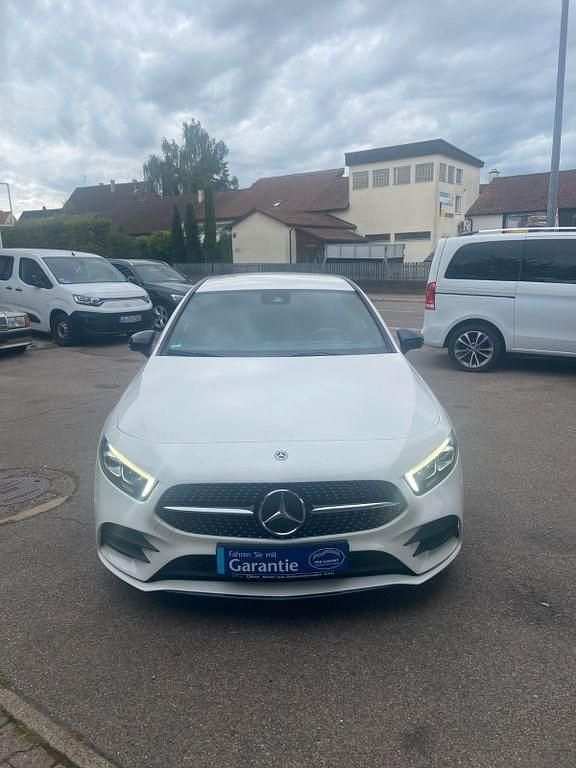Weiß Gebraucht 2019 Mercedes A200 AMG line Kleinwagen | 20.400 € (Superpreis) - Bild 1/4