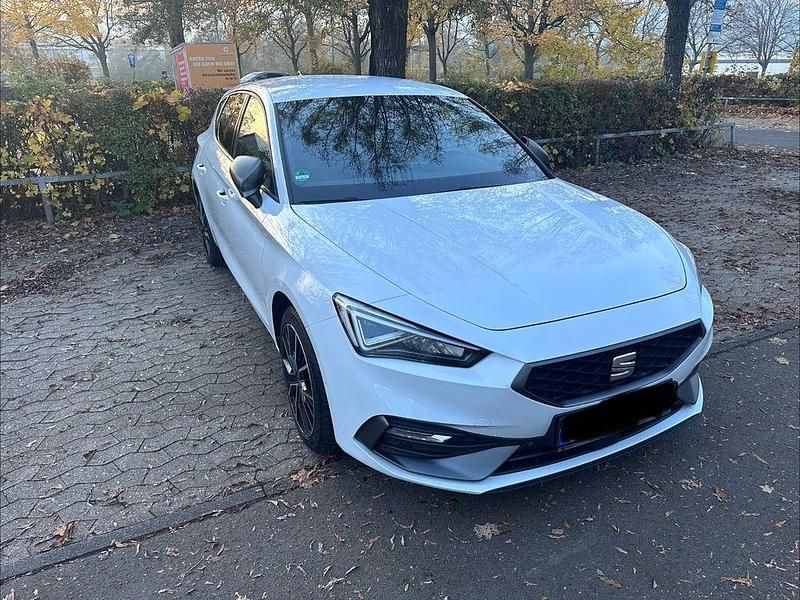Weiß Gebraucht 2020 Seat Leon FR Limousine | 19.000 € (Fairer Preis) - Bild 1/4