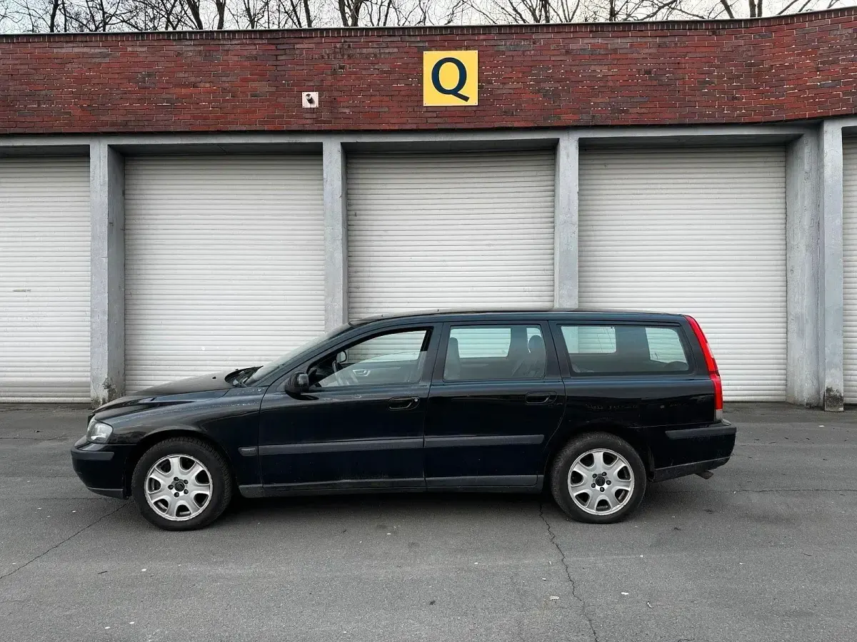 Używany Volvo V70 250 KM (183 kW) 2002 Czarny Kombi