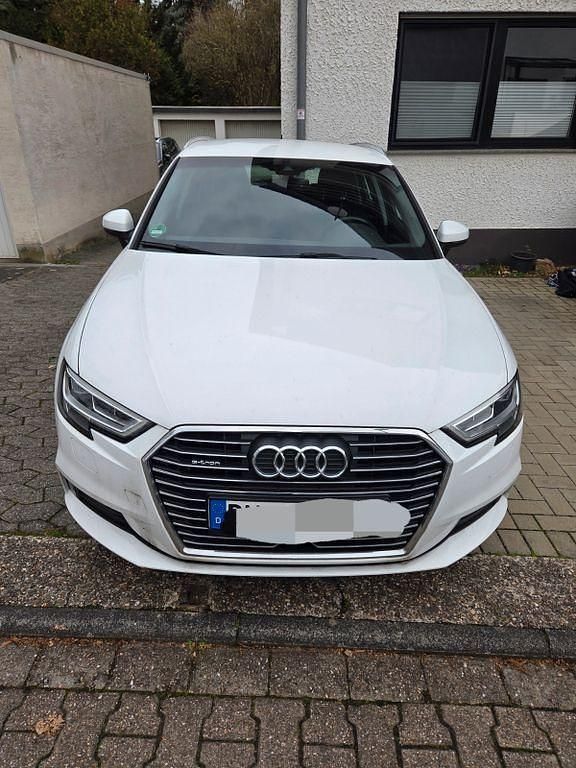 Weiß Gebraucht 2020 Audi A3 Sportback e-tron Sport Kleinwagen | 21.700 € (Guter Preis) - Bild 1/4