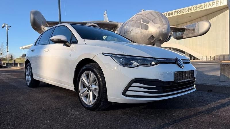 Weiß Gebraucht 2023 VW Golf Life Limousine | 21.900 € (Fairer Preis) - Bild 1/4