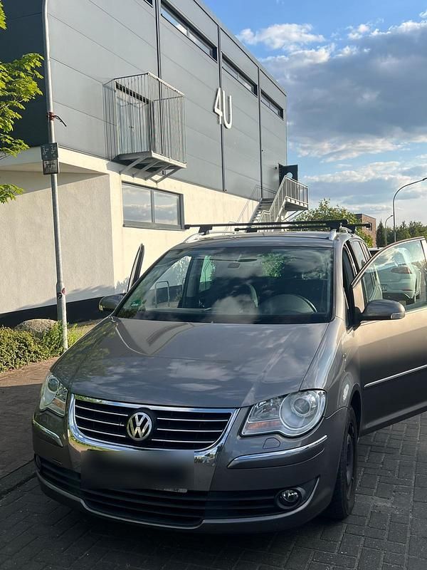 Grau Gebraucht 2008 VW Touran Van / Kleinbus | 4.800 € (Etwas zu teuer) - Bild 1/4