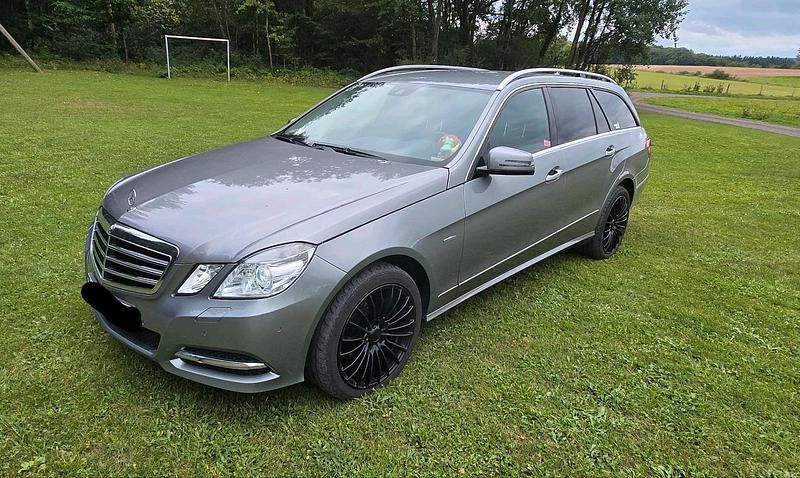 Silber Gebraucht 2011 Mercedes E350 Kombi | 15.950 € (Teuer) - Bild 1/4