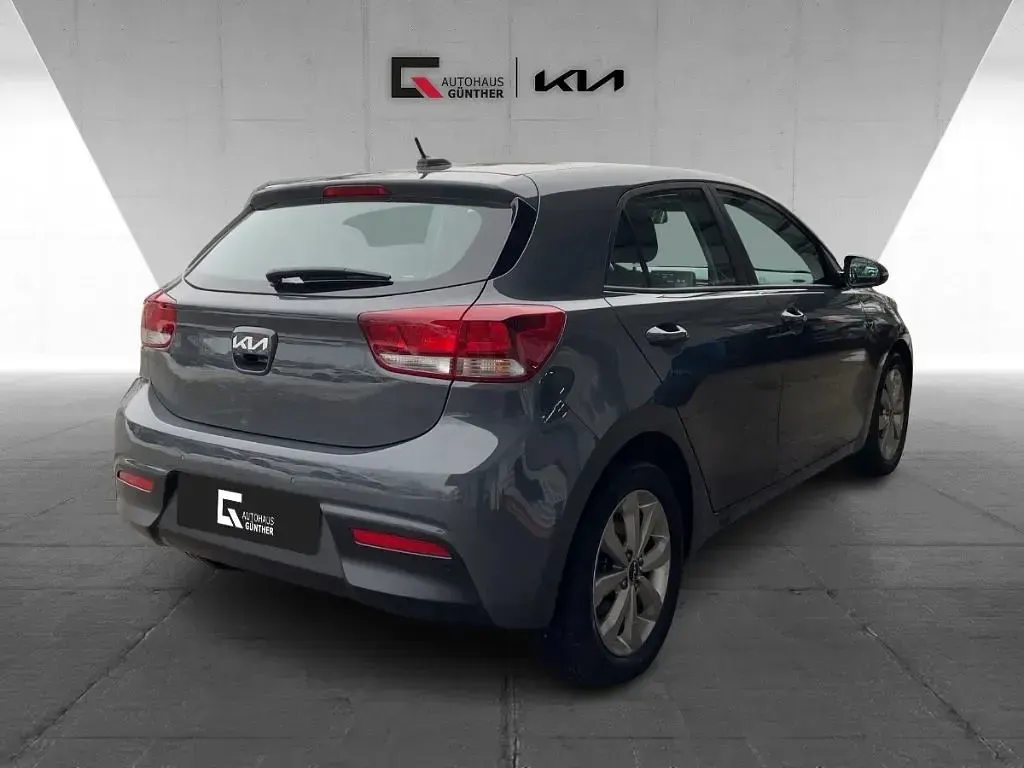 Używany Kia Rio Vision 101 KM (74 kW) 2023 Szary Sedan/Limuzyna
