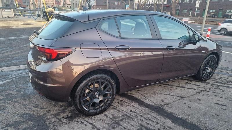 Gebraucht Opel Astra Edition 125 PS (91 kW) 2017 Braun Limousine