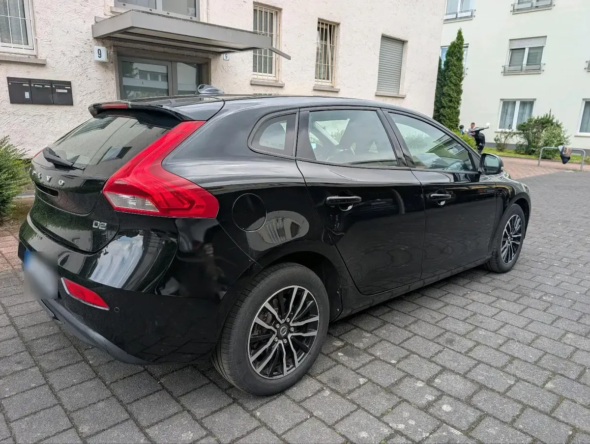 Usata Volvo V40 Momentum 120 CV (88 kW) 2016 Nero Berlina
