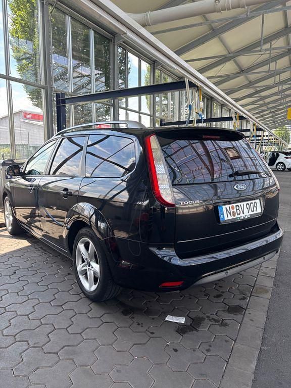Schwarz Gebraucht 2010 Ford Focus Ambiente Limousine | 2.499 € (Superpreis) - Bild 1/4